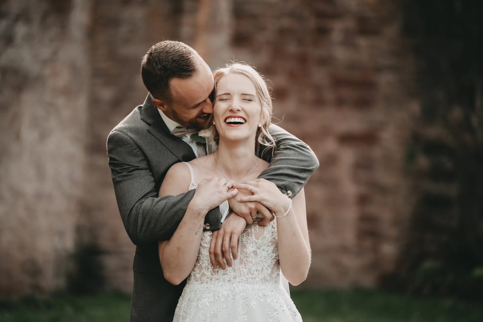 Brautpaar während des Brautpaarshootings bei Ihrer Hochzeit im Schlosshotel Molkenkur