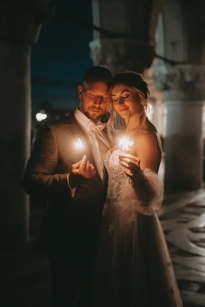 Romantisches Brautpaar mit Wunderkerzen bei Nacht in Venedig – Hochzeitsfotograf Venedig.