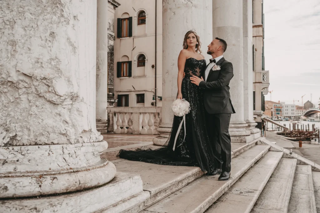 Brautpaar vor antiken Säulen in Venedig - Hochzeitsfotograf Venedig