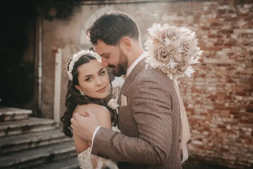 Romantische Umarmung des Brautpaares in Venedig - Hochzeitsfotograf Venedig.