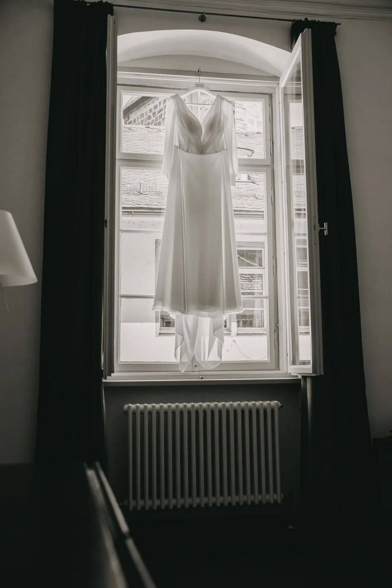 Brautkleid hängt am Fenster des Art Hotel in Heidelberg