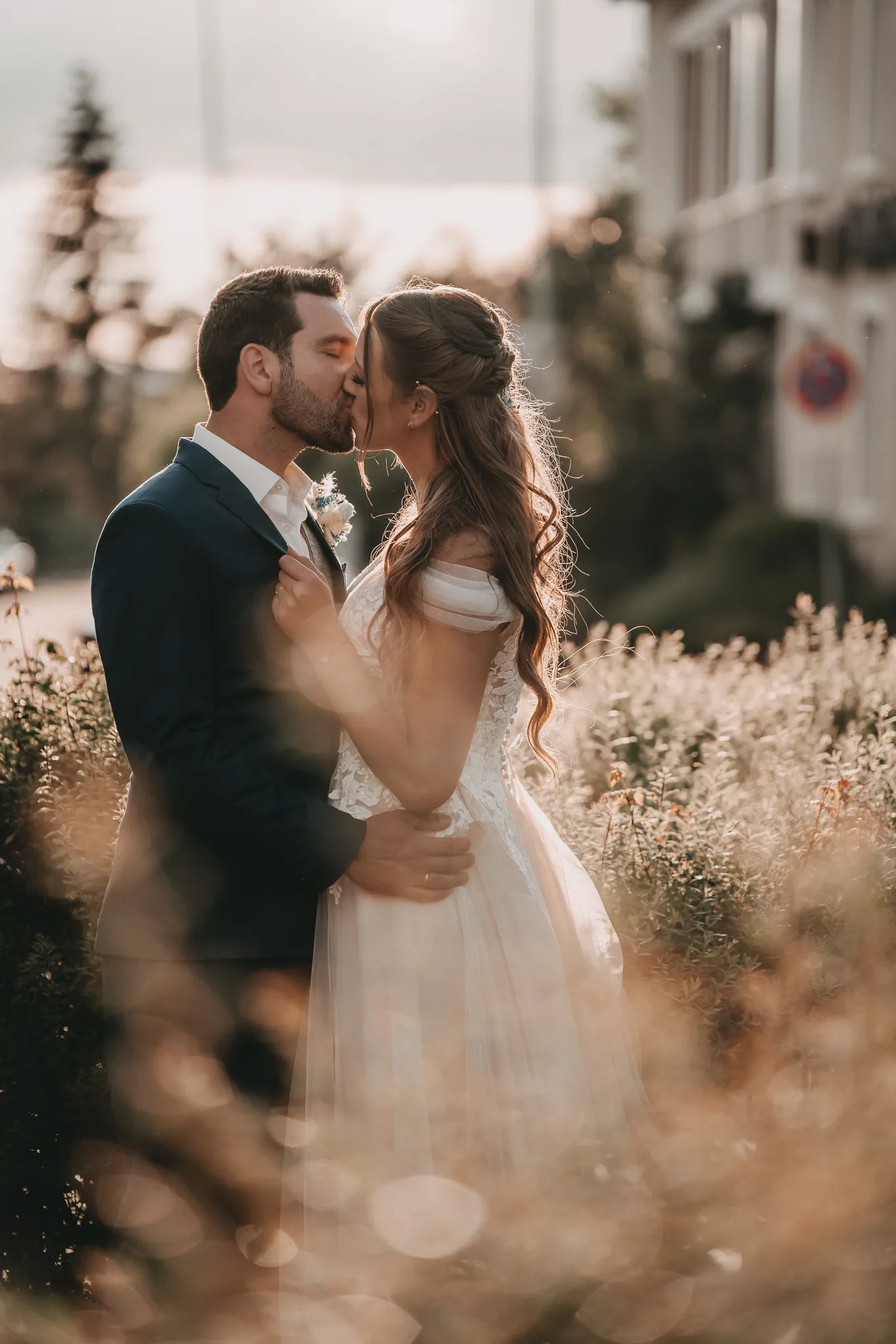 Brautpaar Kuss bei goldener Stunden Hochzeitsfotograf Kosten