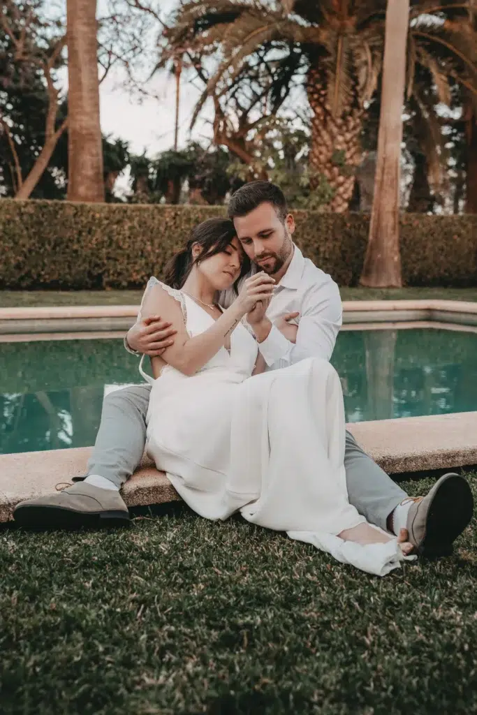 Brautpaar bei Hochzeit auf Mallorca am Poolrand