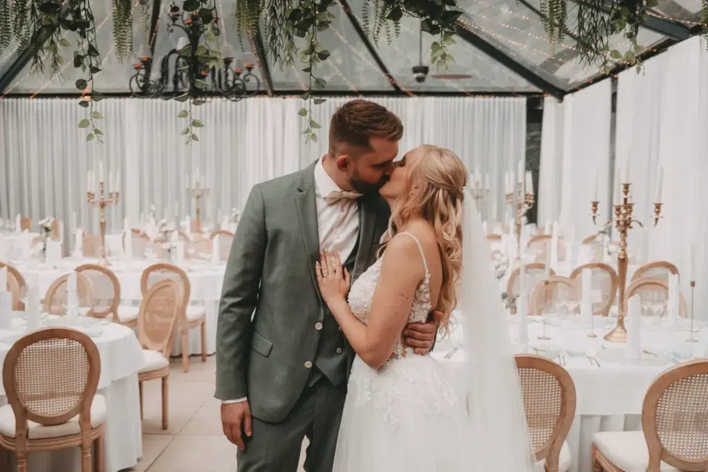 Brautpaar küsst sich im Festsaal