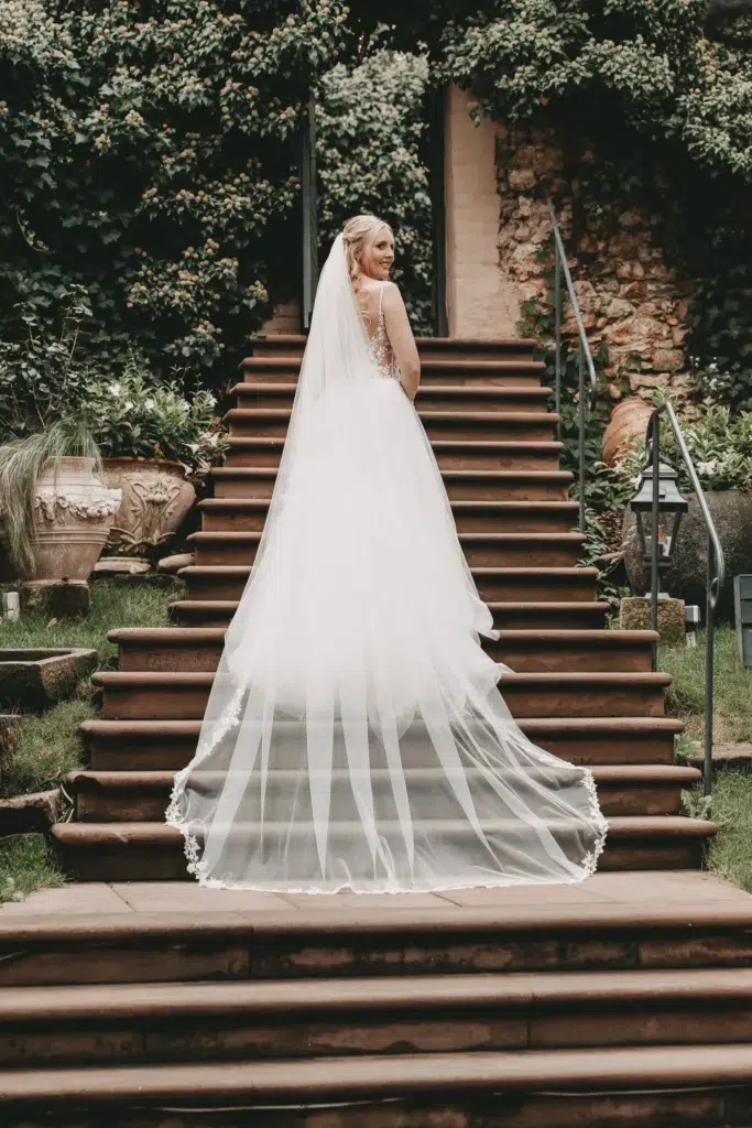 Braut auf Treppe