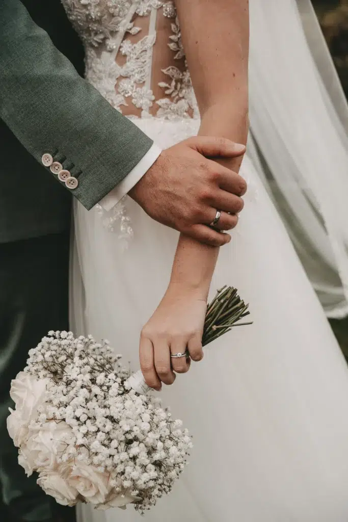 Hochzeitsfotograf morrhof bei Detailaufnahme des Strauss