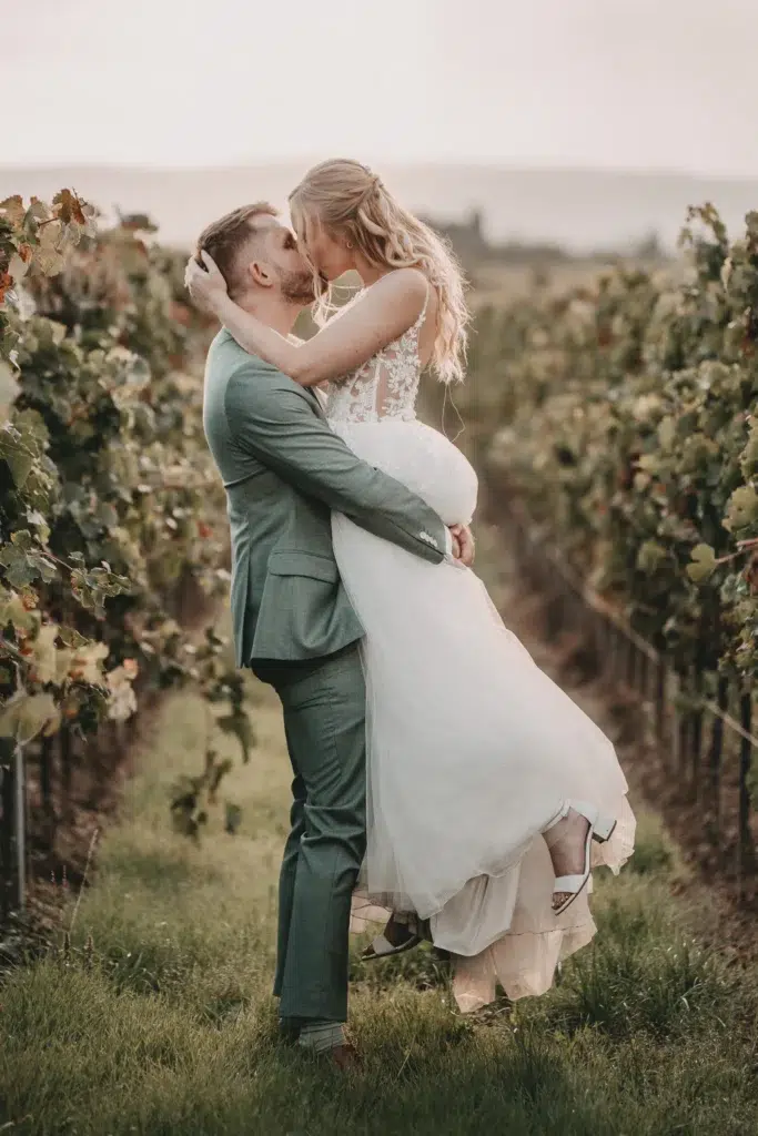 Hochzeitsfotograf Morrhof bei goldener Stunde küssend