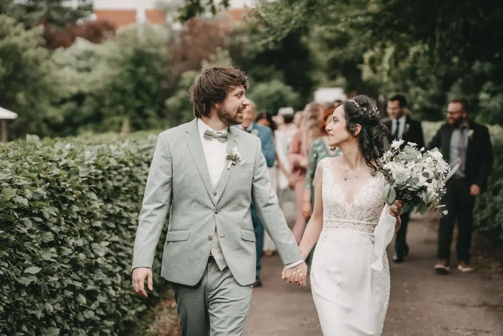 Hochzeitsfotograf Karlsruhe beim Auszug aus der freien Trauung im Garten