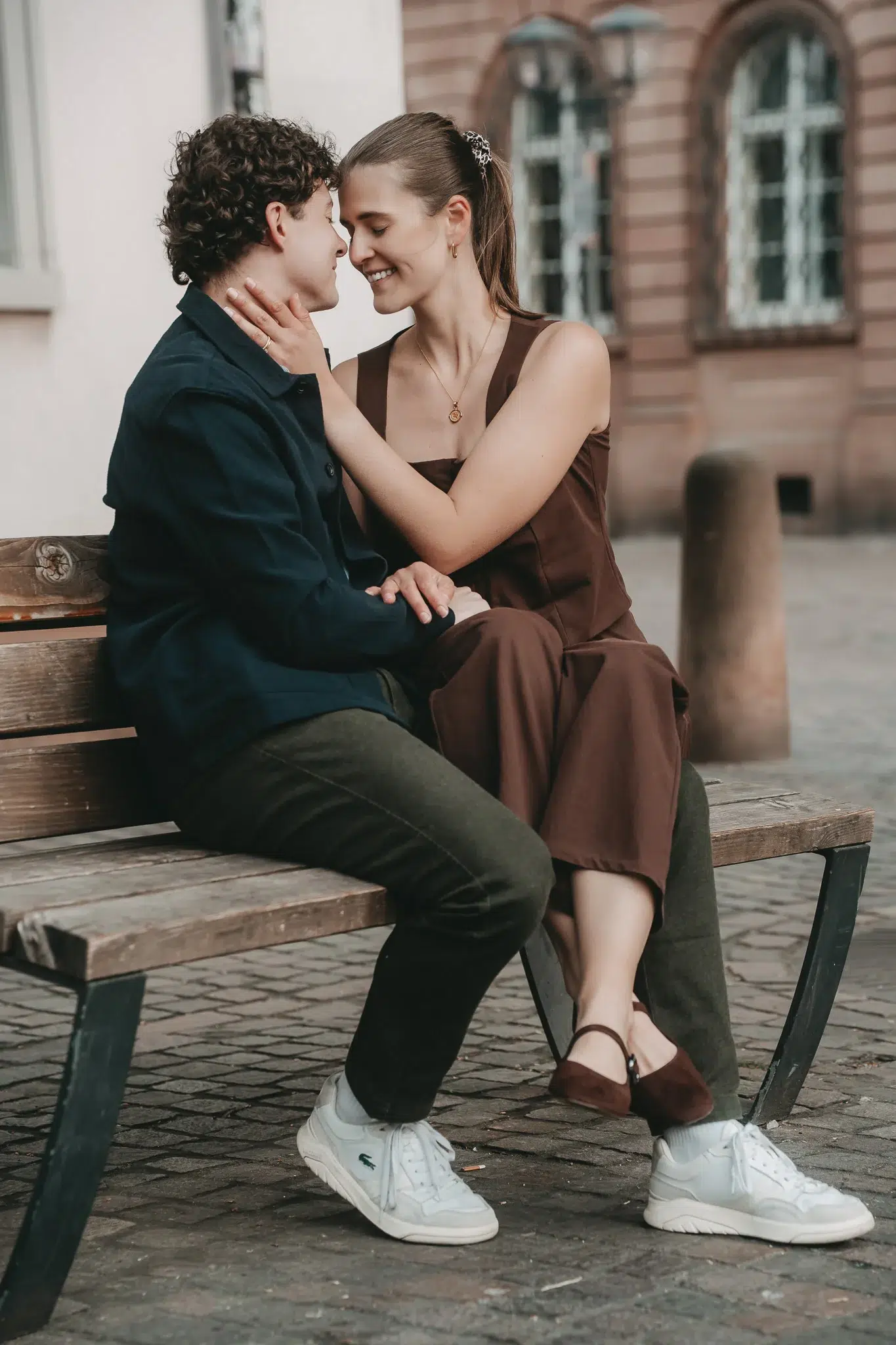 Kennenlernshooting Heidelberg – Paar sitzt auf einer Bank in der Altstadt