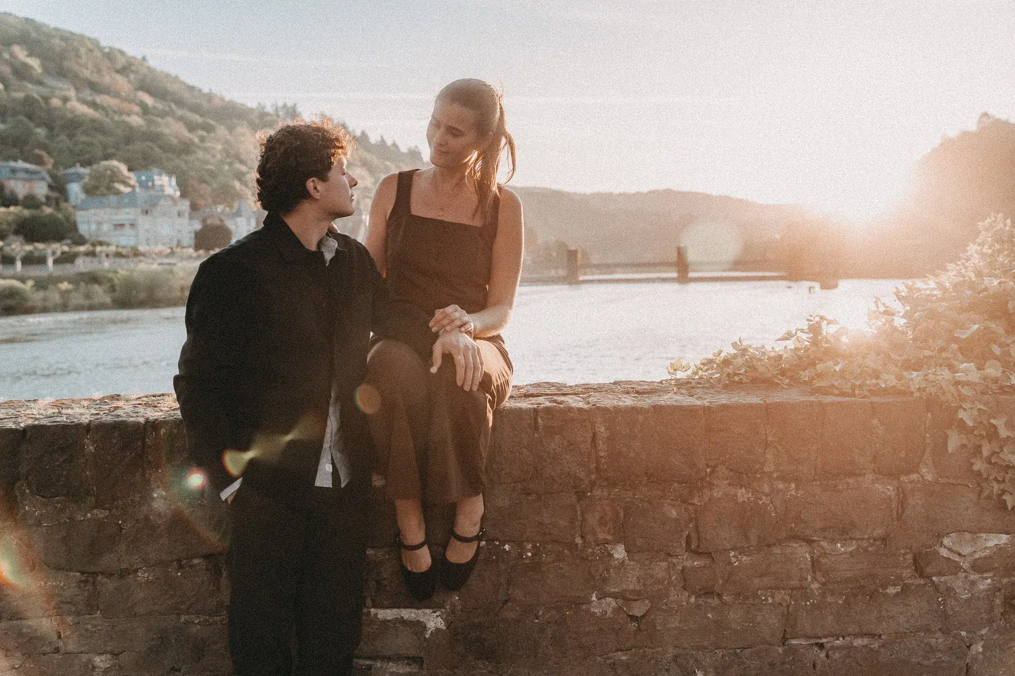 Kennenlernshooting Heidelberg – Paar auf Schlossmauer, Neckar und Heidelberger Schloss 