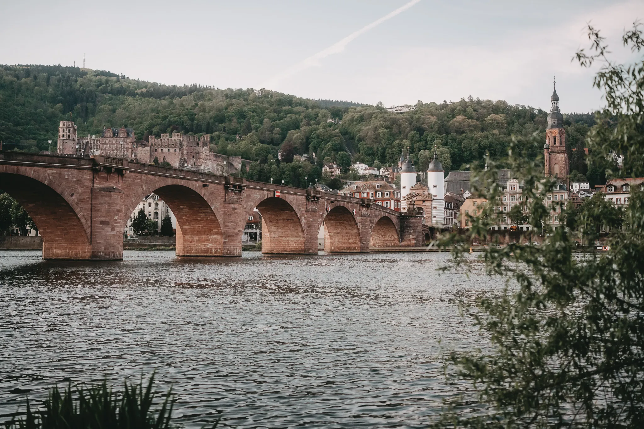 Blick auf die Alte Brücke mit Neckar, Schloss und Heiliggeistkirche im Hintergrund